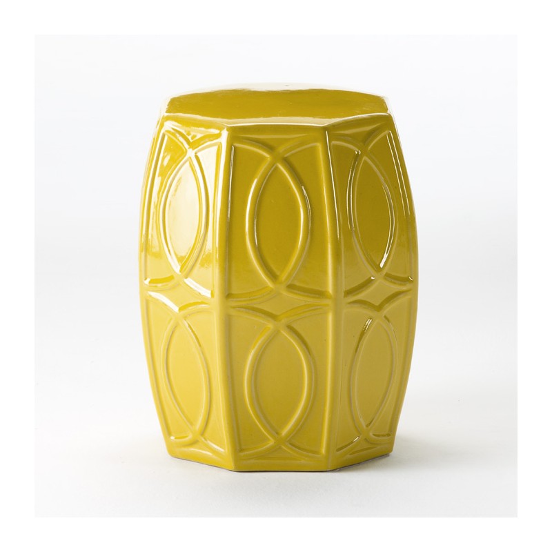 Taburete o puff cerámico en amarillo con patrón geométrico en relieve.