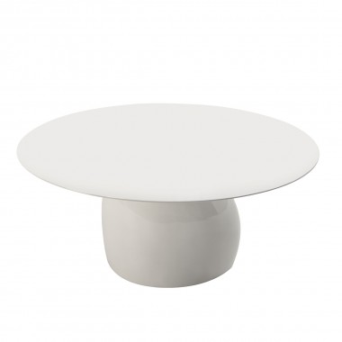 Mesa de comedor blanca con sobre ovalado de madera y base de fibra de vidrio.