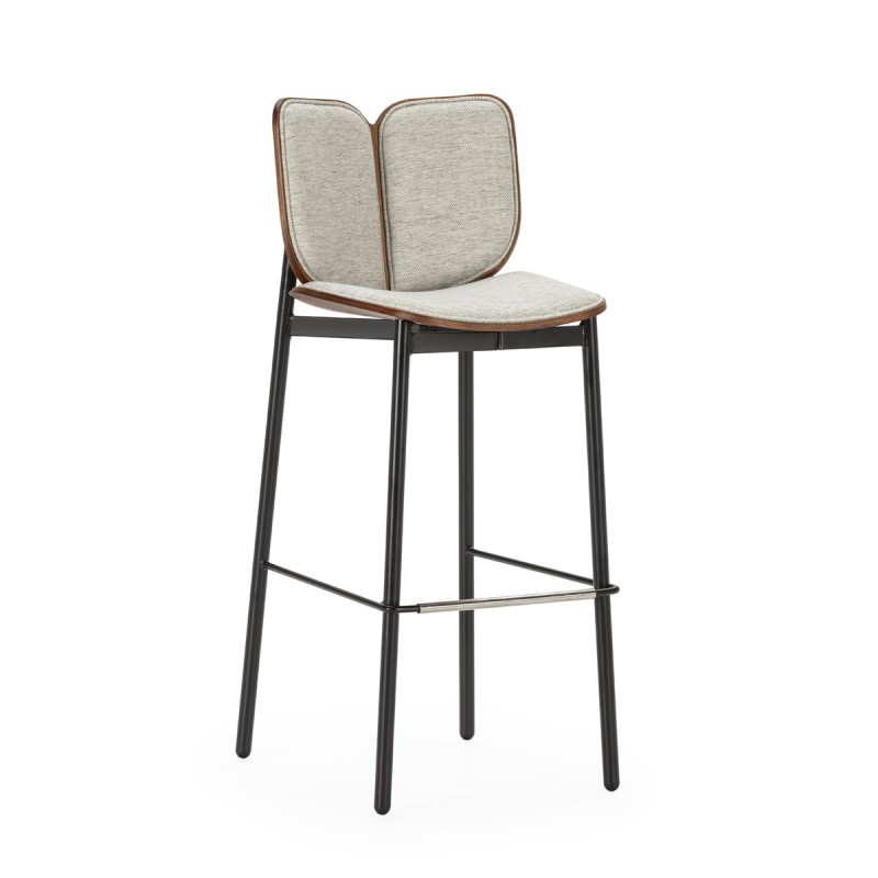 Taburete alto o silla de bar de estructura metálica negra con asiento en tejido beige y respaldo de madera contrachapada.