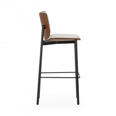 Taburete alto o silla de bar de estructura metálica negra con asiento en tejido beige y respaldo de madera contrachapada.