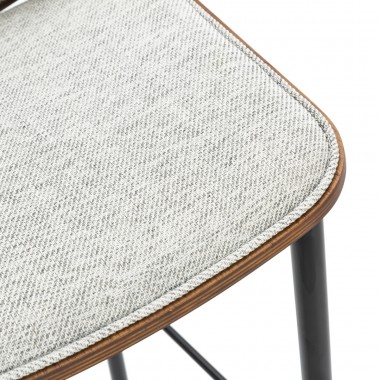 Taburete alto o silla de bar de estructura metálica negra con asiento en tejido beige y respaldo de madera contrachapada