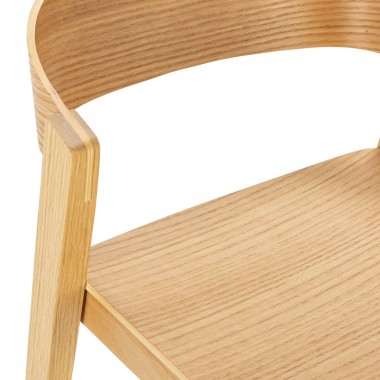 Taburete alto o silla de bar con estructura de madera contrachapada de roble.