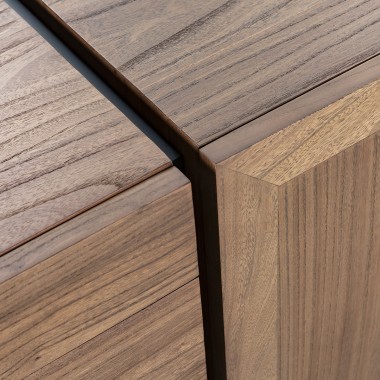 Aparador de madera de olmo con patas y tiradores metálicos en negro. No requiere montaje.