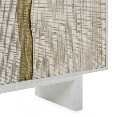 Aparador de madera de cedro con puertas texturadas y detalles en dorado. Disponible en acabado blanco y negro.