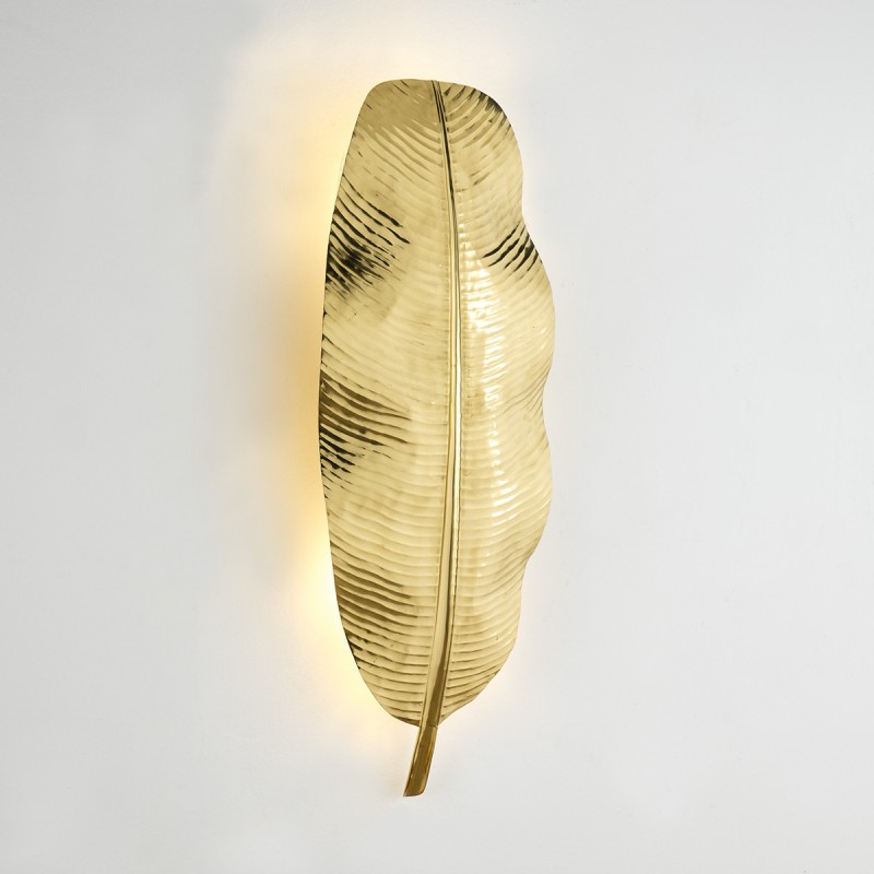 Aplique de pared metálico dorado con forma de hoja de bananero