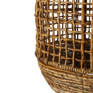 Lámpara de techo con pantalla fabricada en hoja de banana natural.