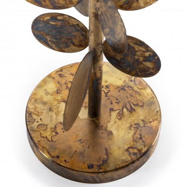 Lámpara de mesa con pata metálica escultórica en acabado dorado antique.
