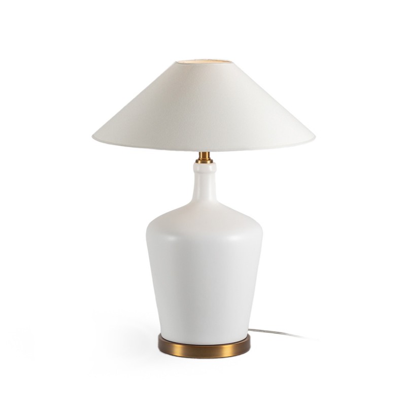 Lámpara de mesa con base cerámica blanca y detalles en dorado.