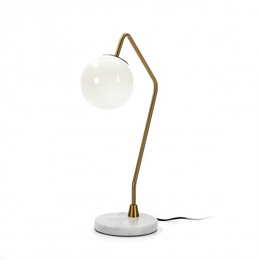 Lámpara de mesa con base de mármol blanco, pie metálico dorado y esfera de vidrio