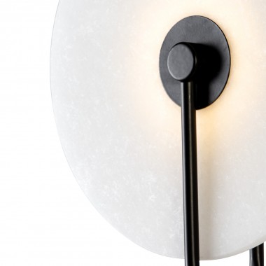 Lámpara de mesa de diseño con base metálica lacada en negro y pantalla circular de mármol