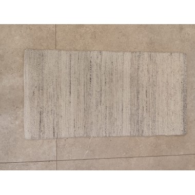 Alfombra artesanal blanca con jaspeado gris 120 x 60 cm