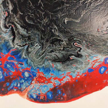 Cuadro abstracto en tonalidades negras, rojas y azules sobre fondo blanco. Pintado mediante técnica mixta sobre acrílico.