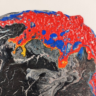 Cuadro abstracto en tonalidades negras, rojas y azules sobre fondo blanco. Pintado mediante técnica mixta sobre acrílico.