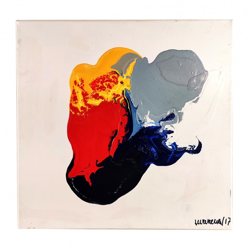 Lienzo abstracto en tonalidades negras, rojas, azules y amarillas sobre fondo blanco