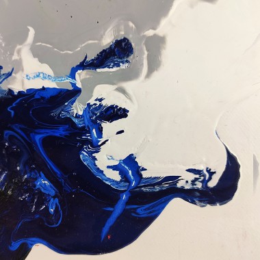 Lienzo abstracto en tonalidades negras, rojas, azules y amarillas sobre fondo blanco