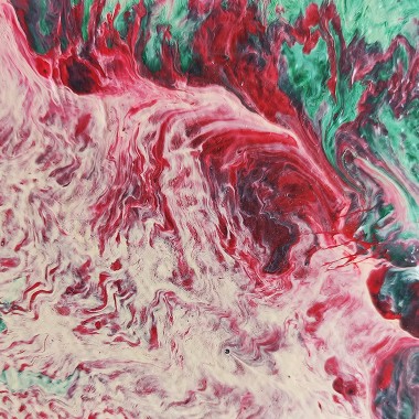 Lienzo abstracto en donde predominan los tonos rojizos