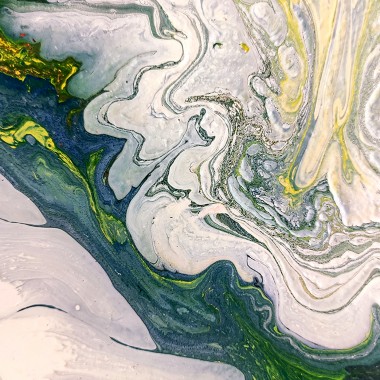 Lienzo abstracto muticolor donde predomina las tonalidades blancas y grisáceas