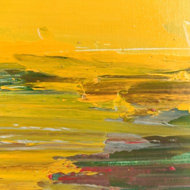 Pintura abstracta en tonalidades amarillas, rojas y verdes sobre tablero de madera