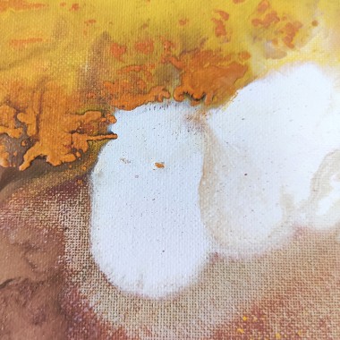 Pintura abstracta en tonalidades cálidas sobre tablero de madera