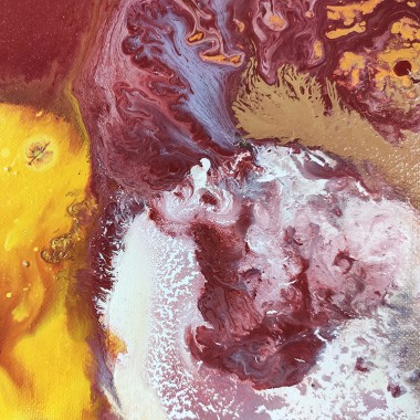 Pintura abstracta en tonalidades cálidas sobre tablero de madera