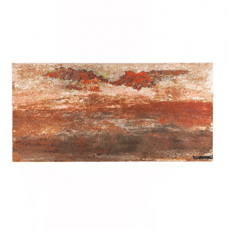 Pintura abstracta en tonalidades rojas, marrones y cobrizas sobre tablero de madera