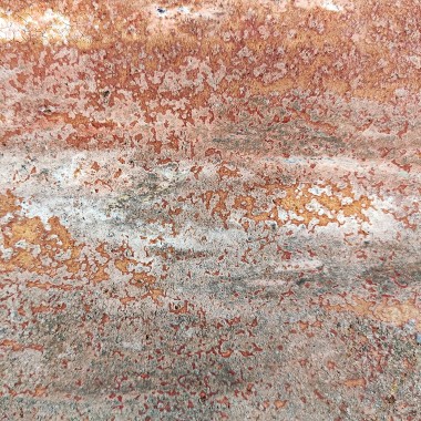 Pintura abstracta en tonalidades rojas, marrones y cobrizas sobre tablero de madera