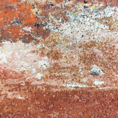 Pintura abstracta en tonalidades rojas, marrones y cobrizas sobre tablero de madera