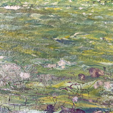 Pintura abstracta en tonalidades verdes sobre tablero de madera