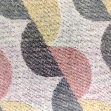 Manta en tonalidades beige, naranja, marrón y amarillo fabricada en Italia