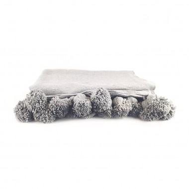 Manta o cubre sofá marroquí gris con pompones. Disponible en dos tamaños diferentes: 2 x 3 m y 2,4 x 3 m.