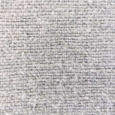 Manta o cubre sofá marroquí gris con pompones. Disponible en dos tamaños diferentes: 2 x 3 m y 2,4 x 3 m.